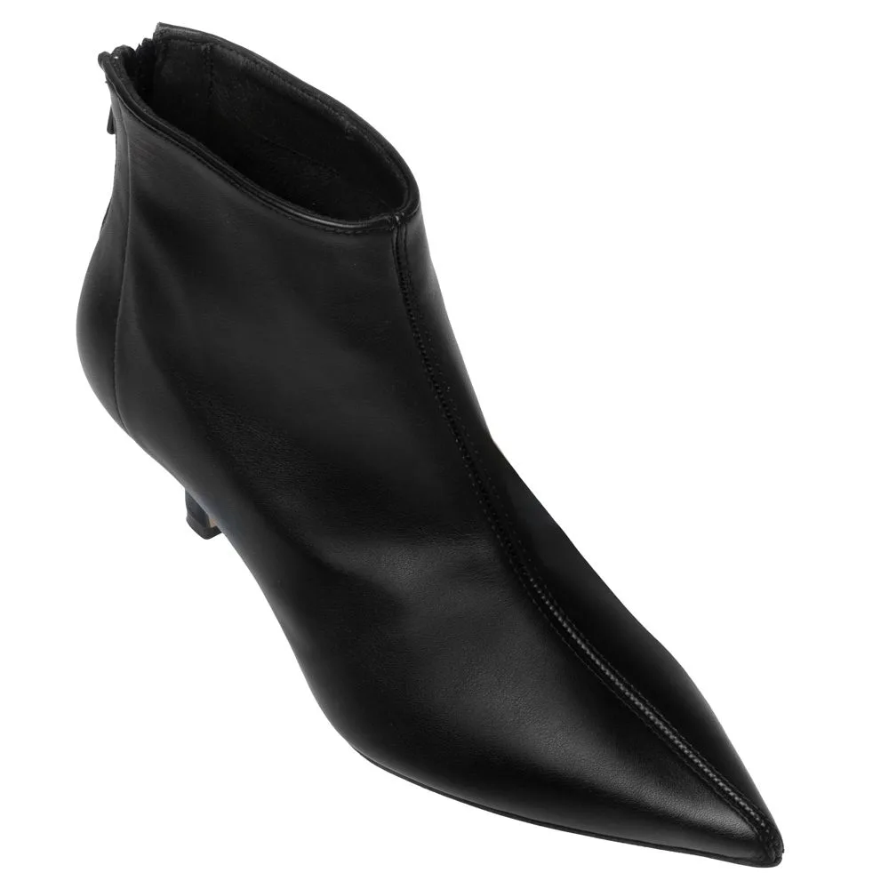 Sante Μαύρο Δερμάτινο Μποτάκι Αστραγάλου με Μυτερή Μύτη & Χαμηλό Kitten Heel 2 Sante Μαύρο Δερμάτινο Μποτάκι Αστραγάλου με Μυτερή Μύτη & Χαμηλό Kitten Heel - Image 2