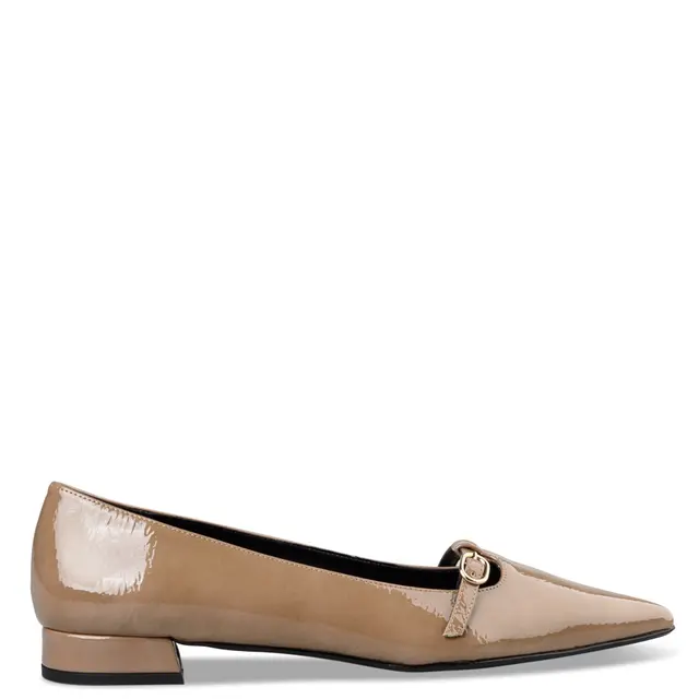 Γυναικεία λουστρίνι μπεζ φλατ παπούτσια με αγκράφα Envie 1 Γυναικεία μπεζ λουστρίνι φλατ παπούτσια με μυτερή μύτη, αγκράφα και χαμηλό τετράγωνο τακούνι